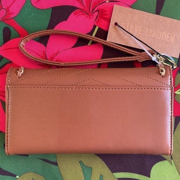 Brand New Steve Madden Cruz Cognac Trifold Snap Wristlet Wallet Gold Tone Chain - Picture 5 of 16
